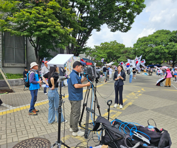 2026年06月 NHK WORLD 統一地方選挙投票用紙不足抗議集会 写真 2